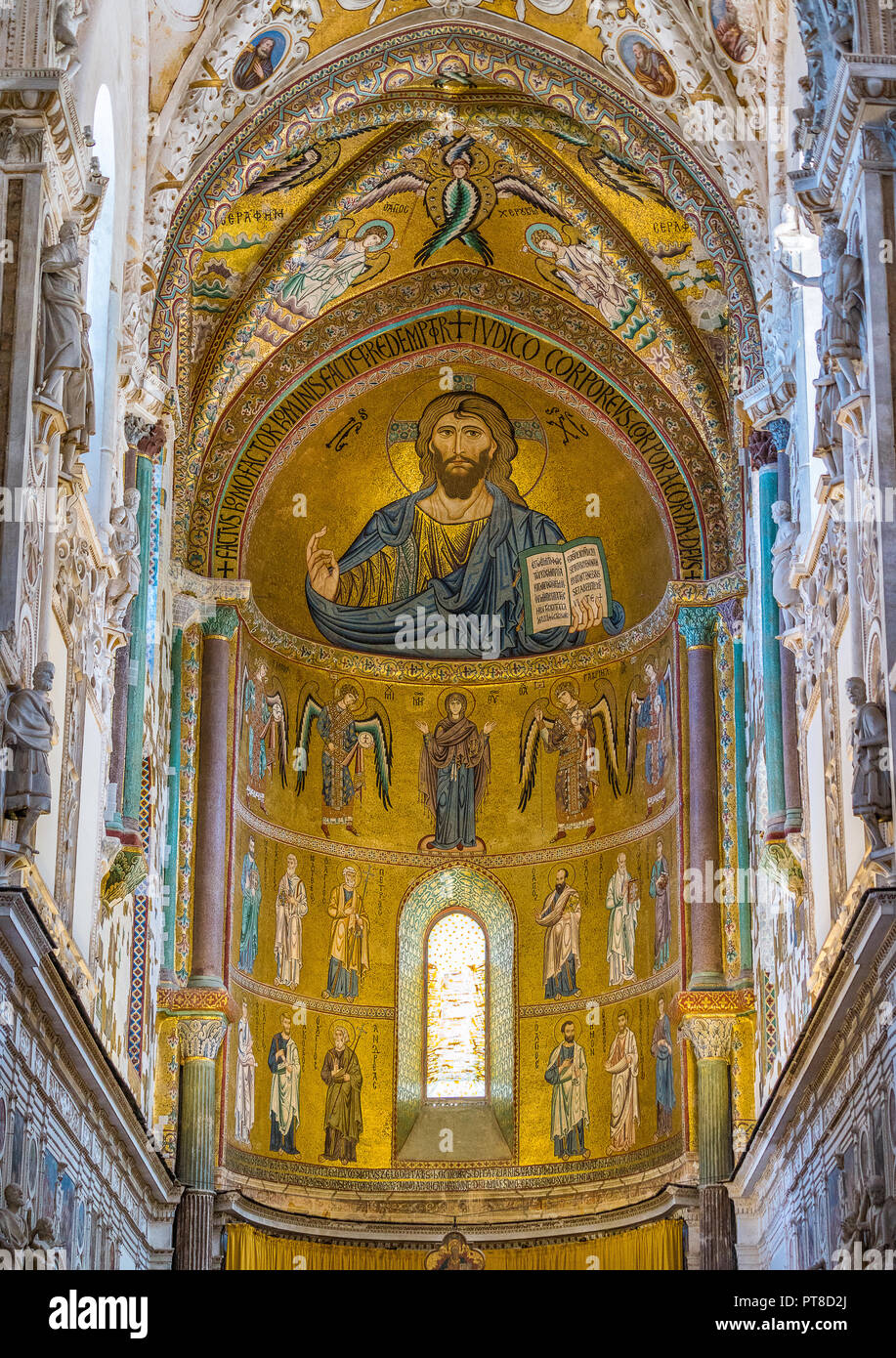 Goldene Mosaik mit Christus Pantokrator in der Apsis der Kathedrale von Cefalù. Sizilien, Süditalien. Stockfoto