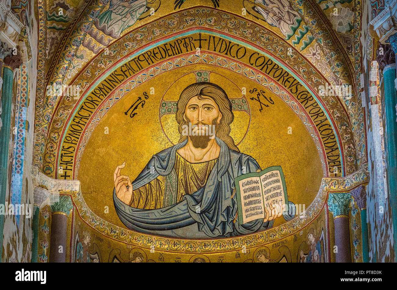 Goldene Mosaik mit Christus Pantokrator in der Apsis der Kathedrale von Cefalù. Sizilien, Süditalien. Stockfoto