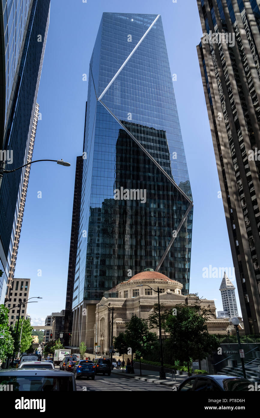 Auf der Suche bis zur Markierung oder die F5 Tower, moderne Wolkenkratzer in der Innenstadt von Seattle, auf der 5th Avenue, WA, USA. Stockfoto