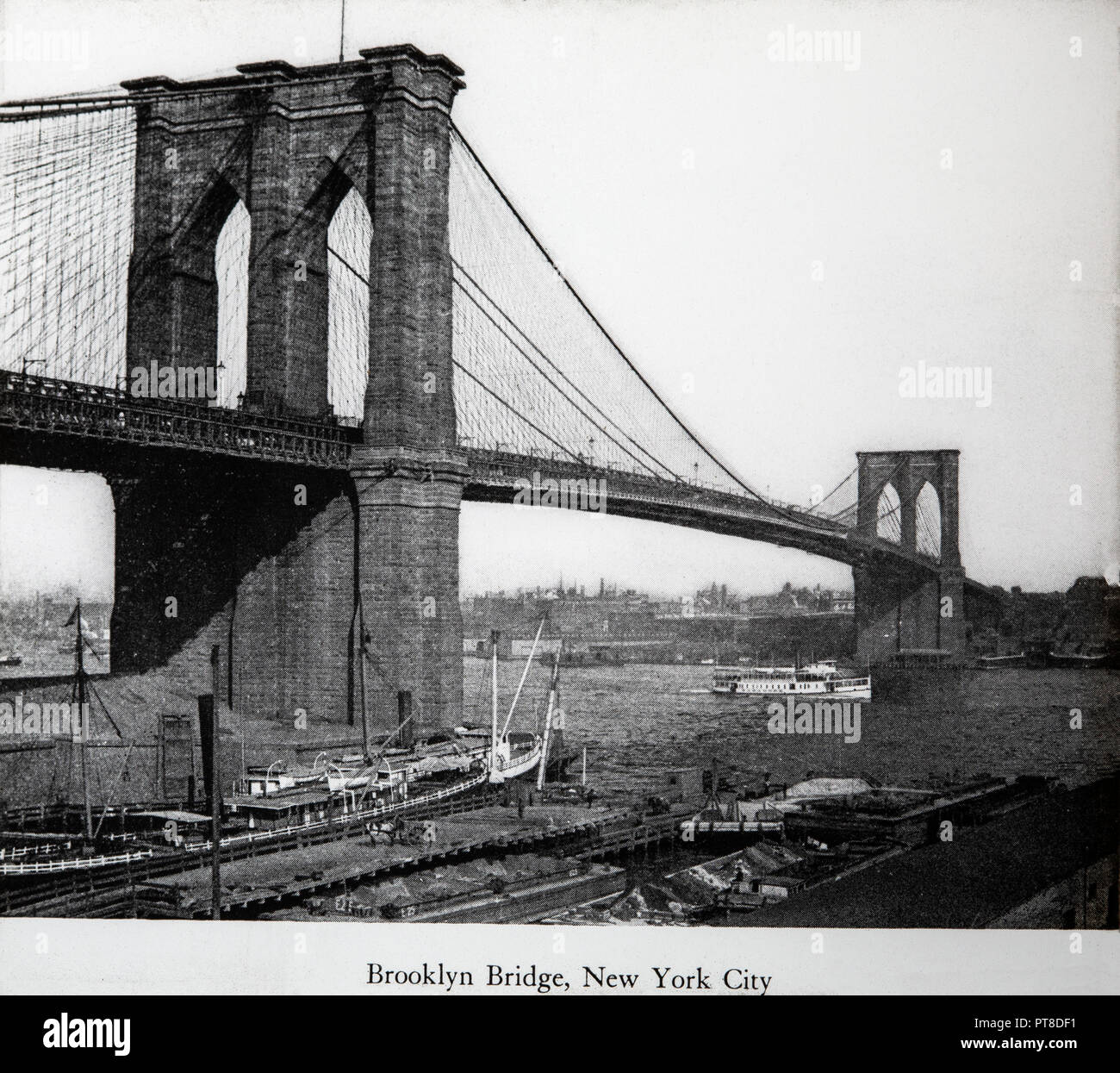 Einen späten 19. oder frühen 20. Jahrhundert schwarz-weiß Foto von der Brooklyn Bridge in New York, USA. Stockfoto