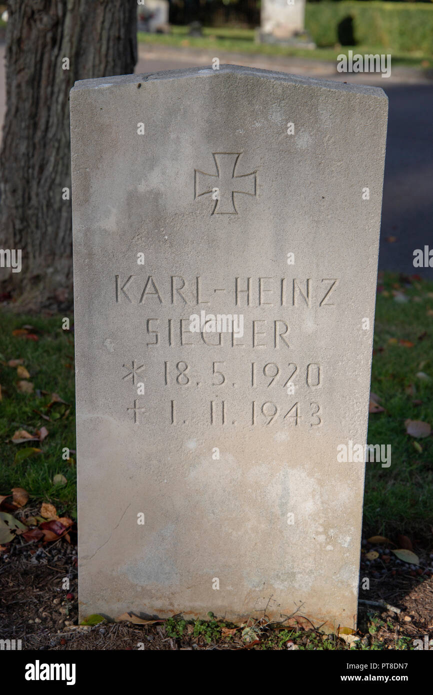 Deutschen Krieg Grab von Karl Heinz Siegler, an Haycombe Friedhof, Badewanne, Avon. Stockfoto