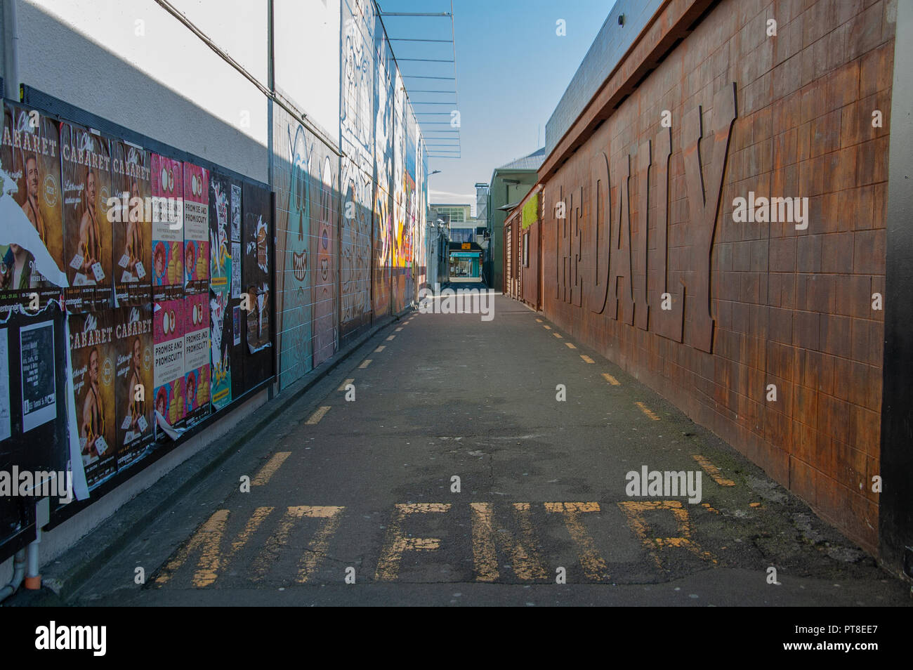 Eine einsame Gasse zwischen zwei Gebäuden an einem sonnigen Tag Stockfoto