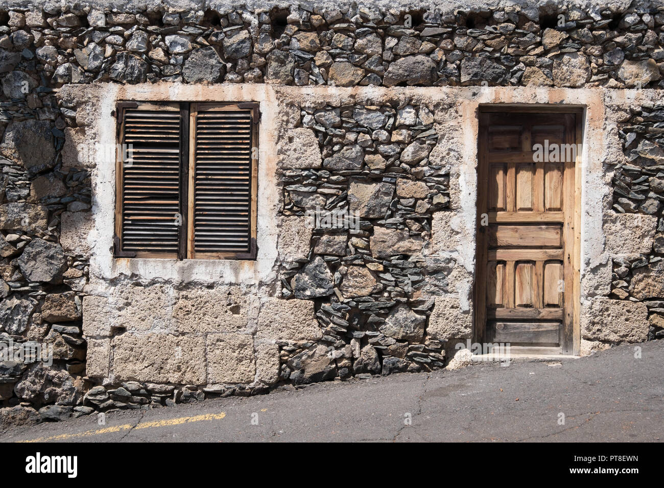 Altes Haus mit hölzernen Tür und Naturstein Fassade - Stockfoto Altes Haus mit hölzernen Tür und Naturstein Fassade - Stockfoto