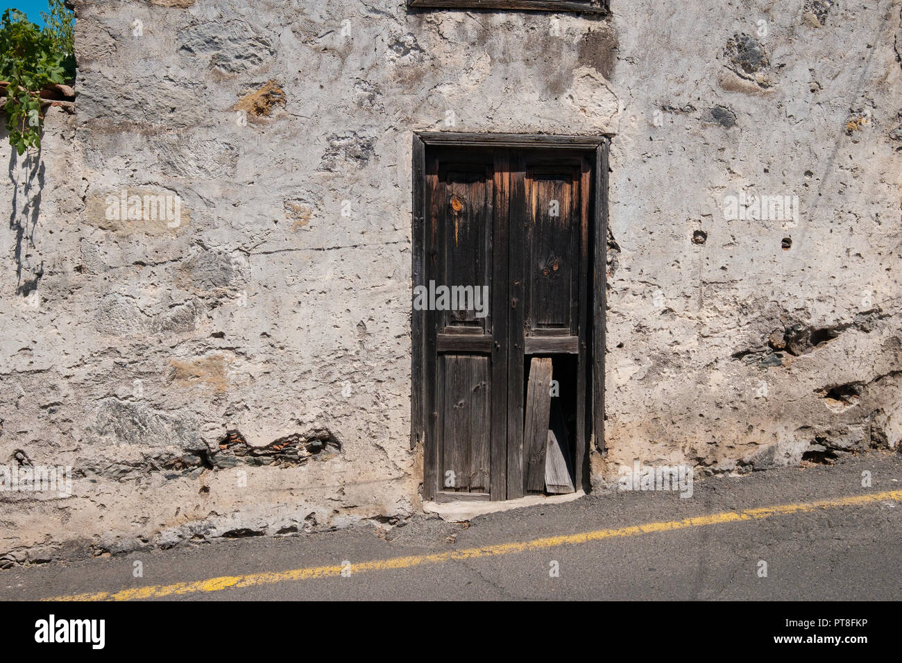 Alte Holztür auf Gebäude Ruine Fassade, verlassenen Haus Stockfoto Alte Holztür auf Gebäude Ruine Fassade, verlassenen Haus Stockfoto