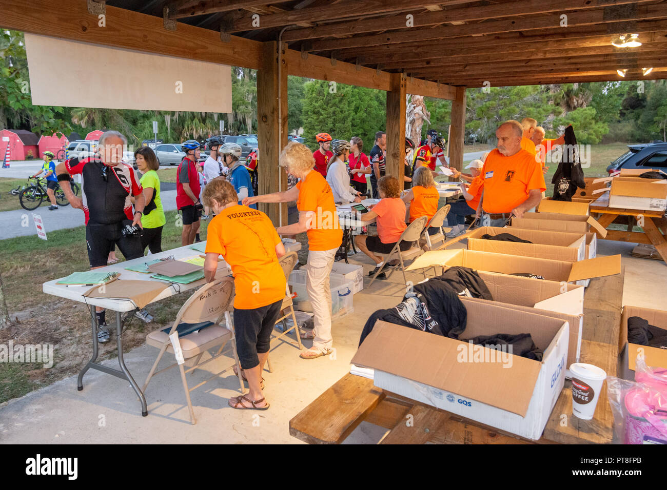 Oktober 7, 2018, Inverness, FL: Radfahrer aller Altersgruppen und die Qualifikation der 24. jährlichen Schienen teilnehmen zu Wanderwegen Fahrrad fahren auf den Withlacoochee. Stockfoto