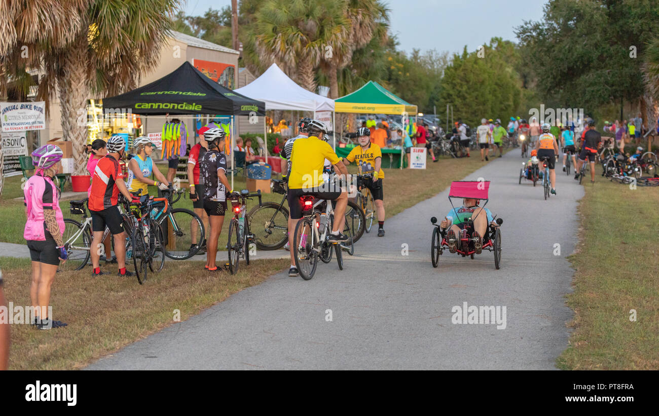 Oktober 7, 2018, Inverness, FL: Radfahrer aller Altersgruppen und die Qualifikation der 24. jährlichen Schienen teilnehmen zu Wanderwegen Fahrrad fahren auf den Withlacoochee. Stockfoto