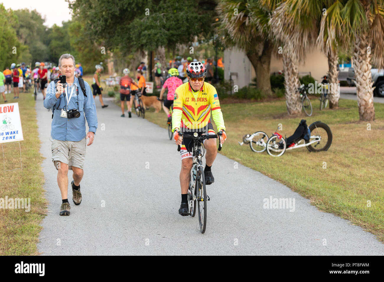 Oktober 7, 2018, Inverness, FL: Radfahrer aller Altersgruppen und die Qualifikation der 24. jährlichen Schienen teilnehmen zu Wanderwegen Fahrrad fahren auf den Withlacoochee. Stockfoto
