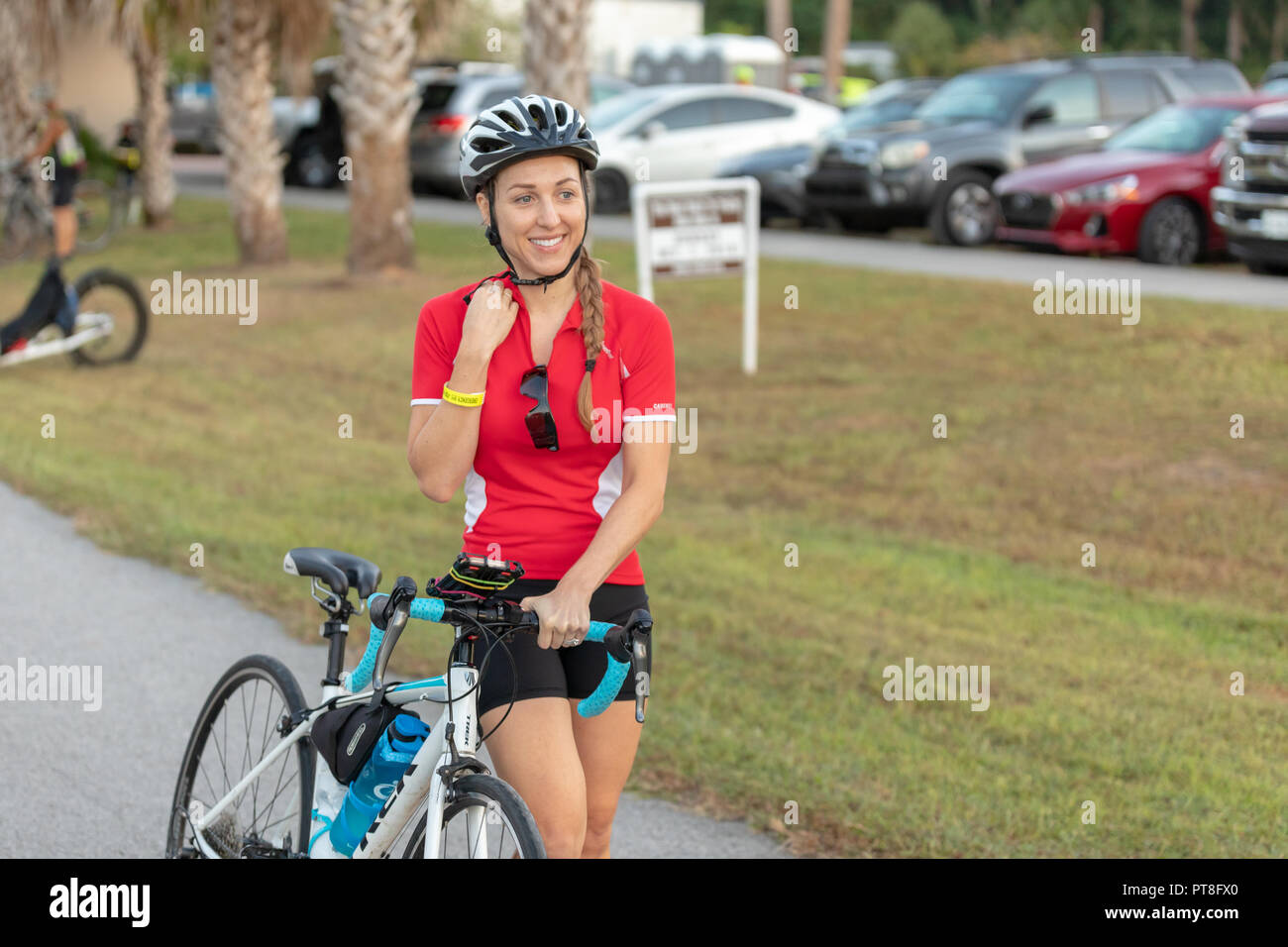 Oktober 7, 2018, Inverness, FL: Radfahrer aller Altersgruppen und die Qualifikation der 24. jährlichen Schienen teilnehmen zu Wanderwegen Fahrrad fahren auf den Withlacoochee. Stockfoto