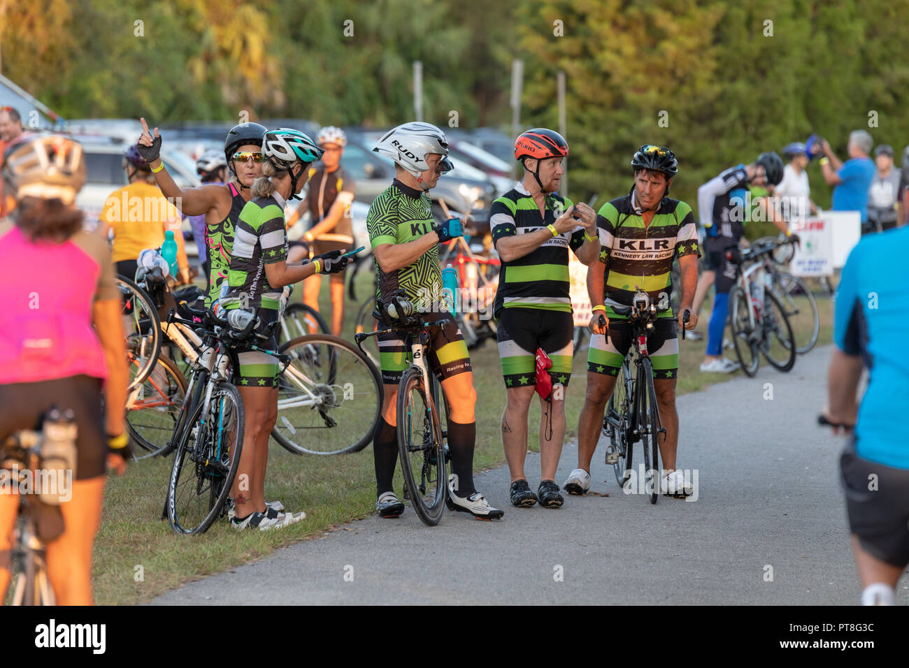 Oktober 7, 2018, Inverness, FL: Radfahrer aller Altersgruppen und die Qualifikation der 24. jährlichen Schienen teilnehmen zu Wanderwegen Fahrrad fahren auf den Withlacoochee. Stockfoto