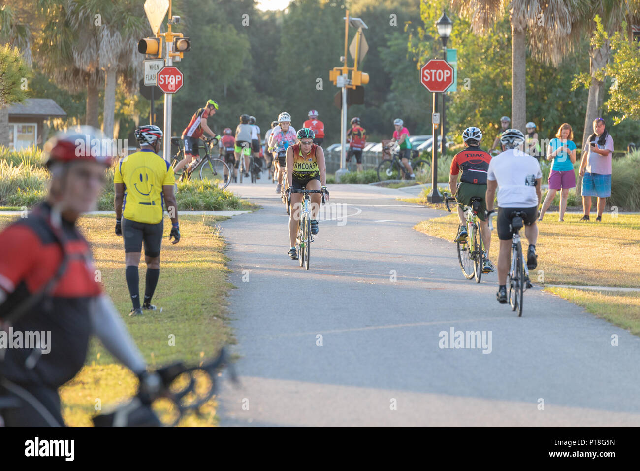 Oktober 7, 2018, Inverness, FL: Radfahrer aller Altersgruppen und die Qualifikation der 24. jährlichen Schienen teilnehmen zu Wanderwegen Fahrrad fahren auf den Withlacoochee. Stockfoto