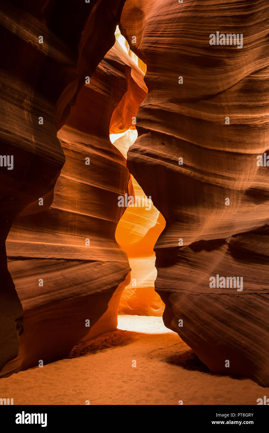 Tief in einem Slot Canyon in Arizona, die Wände der rote Navajo Sandstein Kurve und Weben mit Licht von oben Stockfoto
