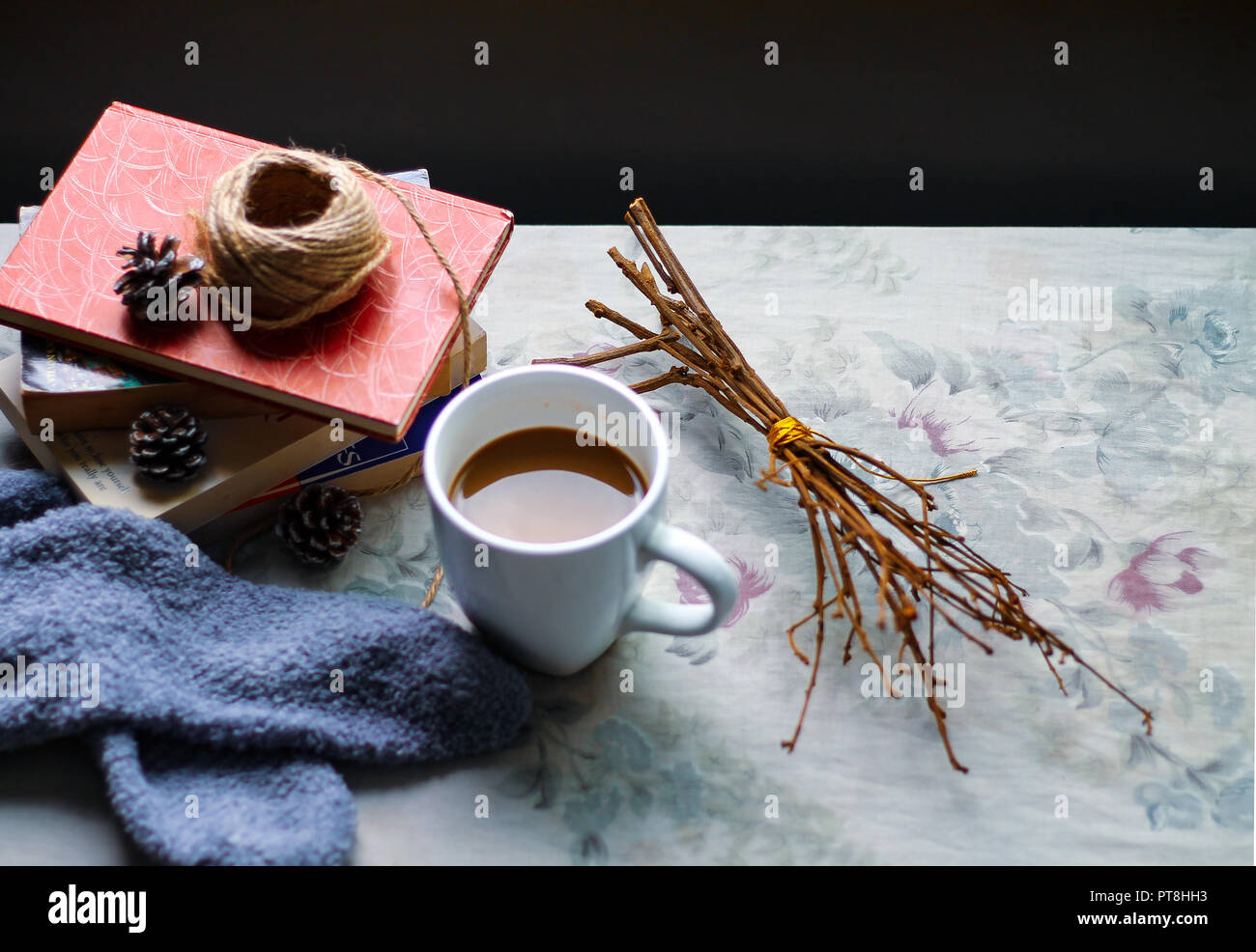 Still life Fotografie von Kaffee und Bücher vintage Thema depic, Freizeit und Liebe zum Lesen Stockfoto