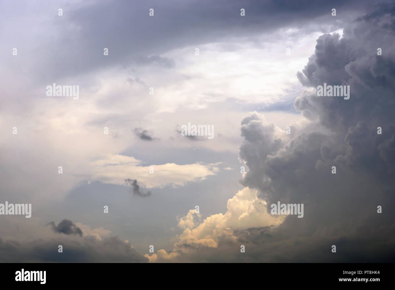 Dark Blue Storm Wolken Hintergrund im Sommer heiß tagsüber Stockfoto