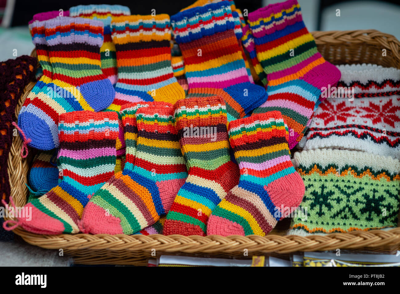 Traditionelle Lettische gestrickte wollene Handschuhe und Socken  Stockfotografie - Alamy