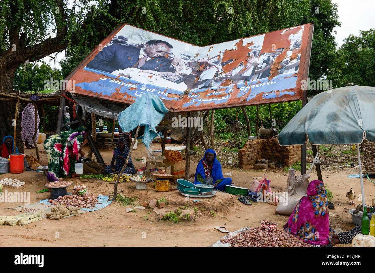 Tschad, Goz Beida, Markt, faulen Bild von Präsident Idriss Déby Itno/TSCHAD, Goz Beida, Markt, durch haengendes Prasesident schaebiges Bild von Idriss Déby Itno Stockfoto