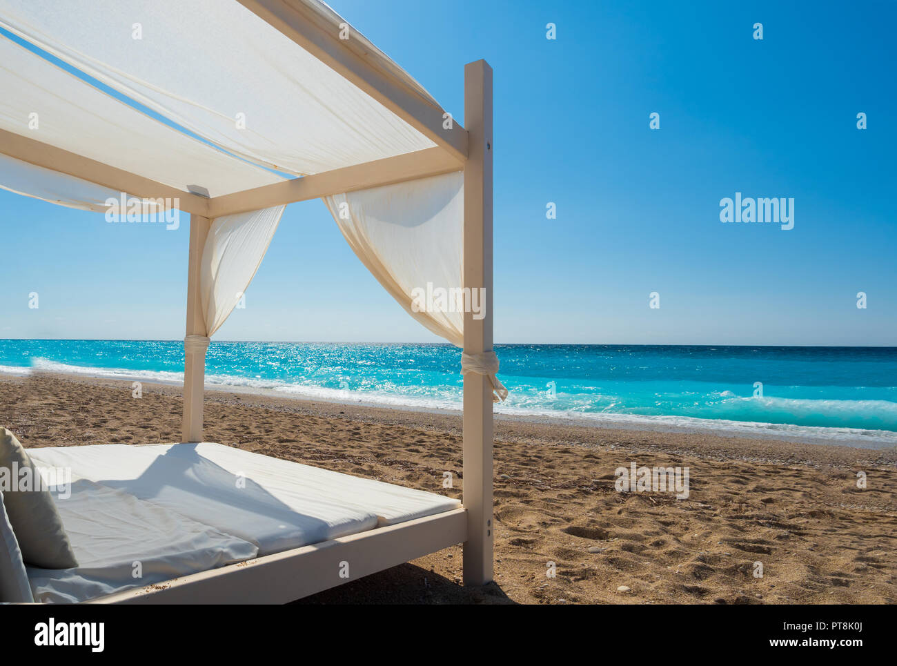 Baldachin weiss am Strand in Griechenland Stockfoto
