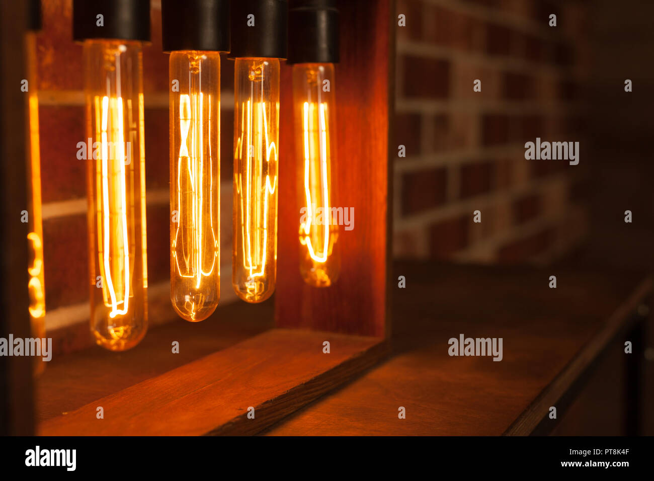 Licht Lampe Leuchte auf dunklem Hintergrund aus rotem Backstein mit Hotspot  in der Nähe bis Loft horizontale Textur Grange Stockfotografie - Alamy