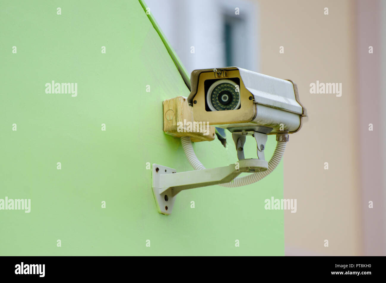 Silber CCTV-Kamera auf der grünen Wand Closed Circuit Television Kamera auf grünem Hintergrund Stockfoto