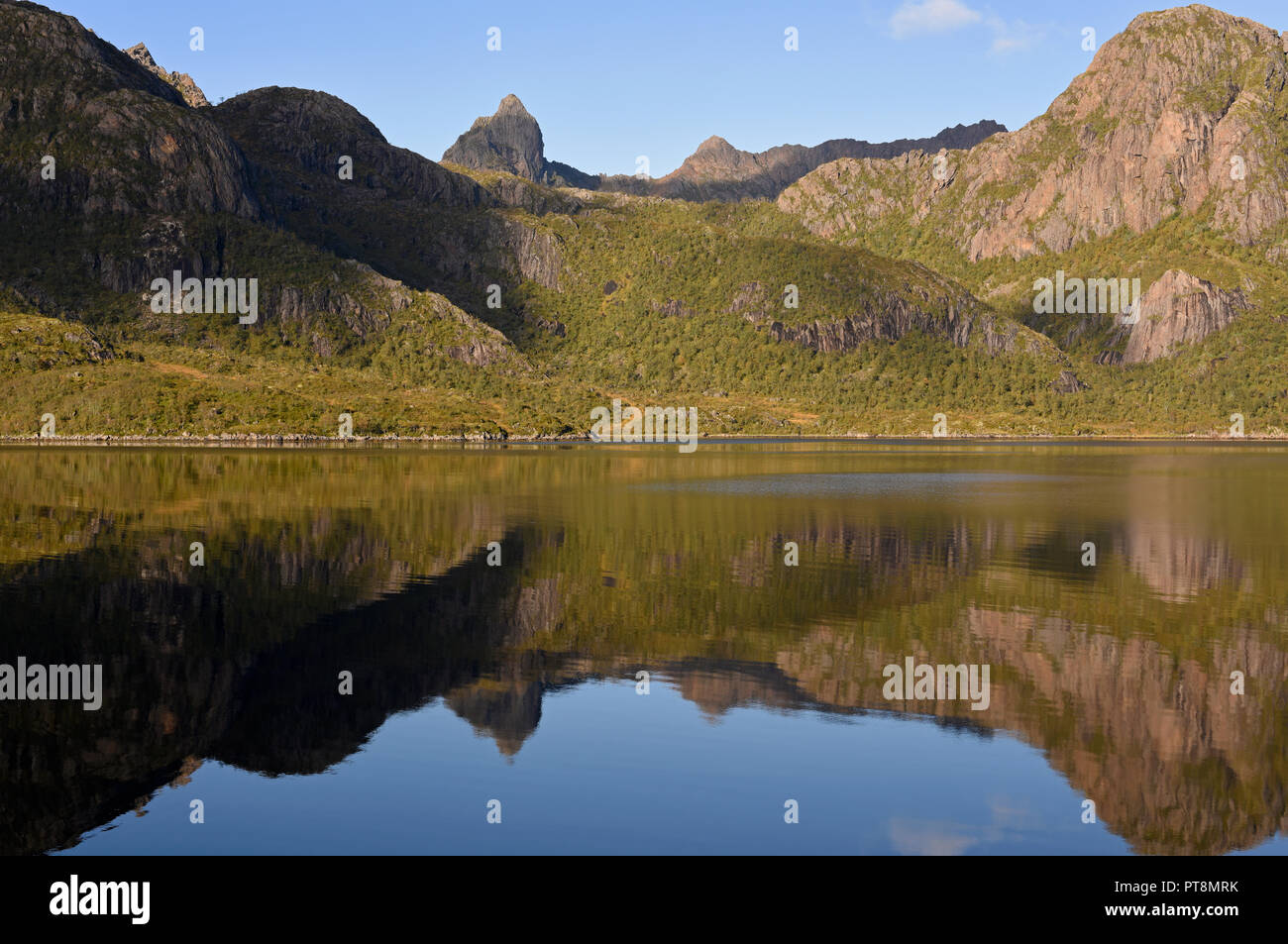 Bergige Landschaft in Ånnfjorden, Vesteralen Inseln, Norwegen wider Stockfoto