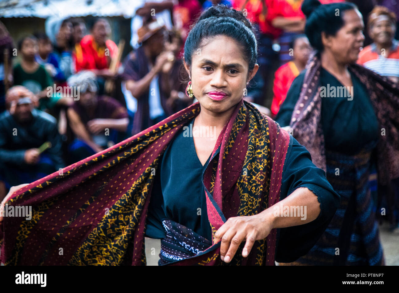 Indonesier tanzen in traditioneller Kleidung Stockfoto