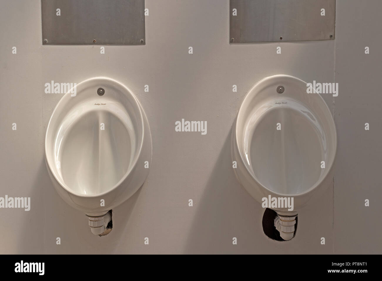 Armitage Shanks Urinale in einer Herrentoilette, Badezimmer, Waschraum, Stockfoto