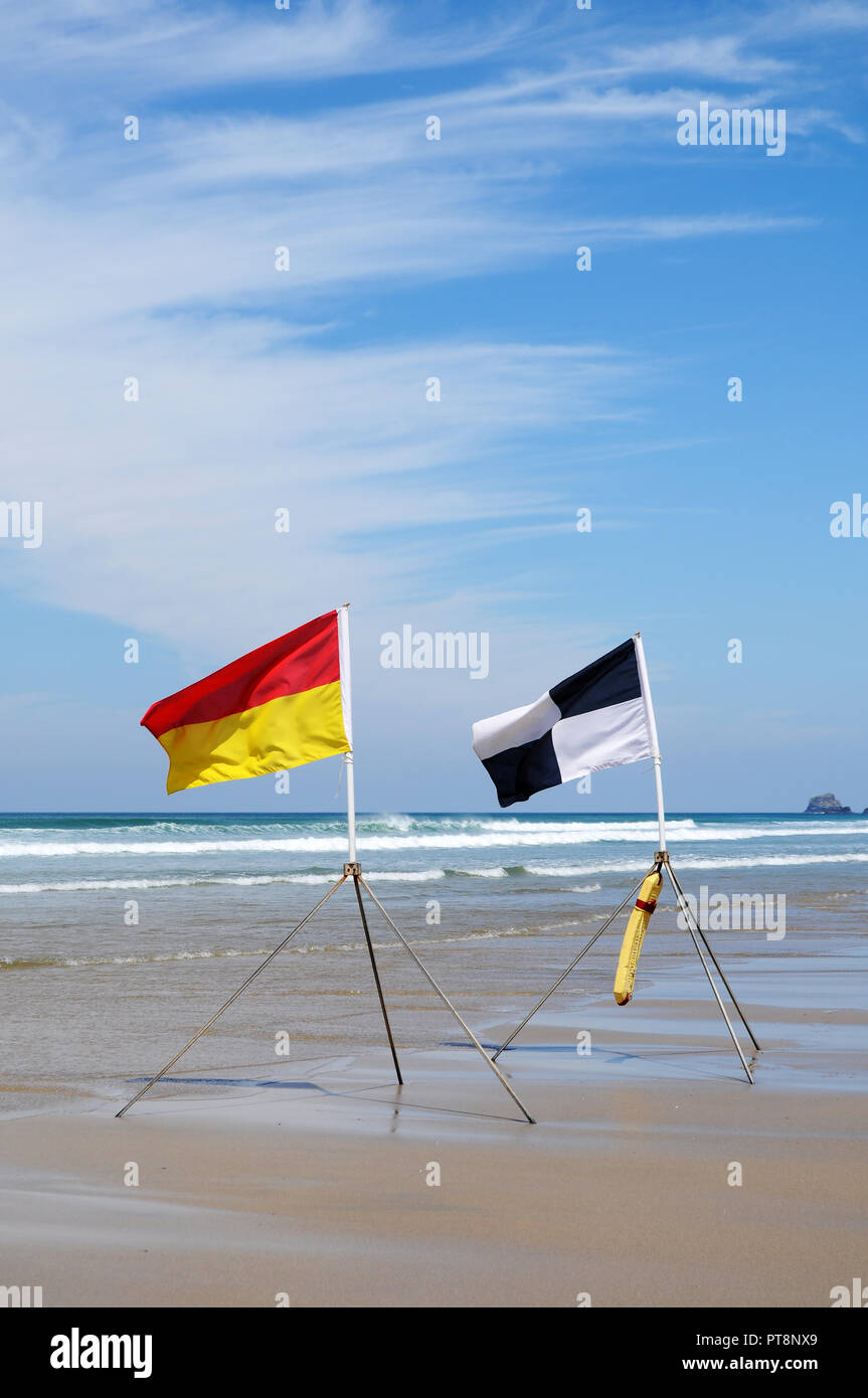 Meer Sicherheit Warnung Flaggen am Strand von Perranporth, Cornwall, England, Großbritannien. Stockfoto