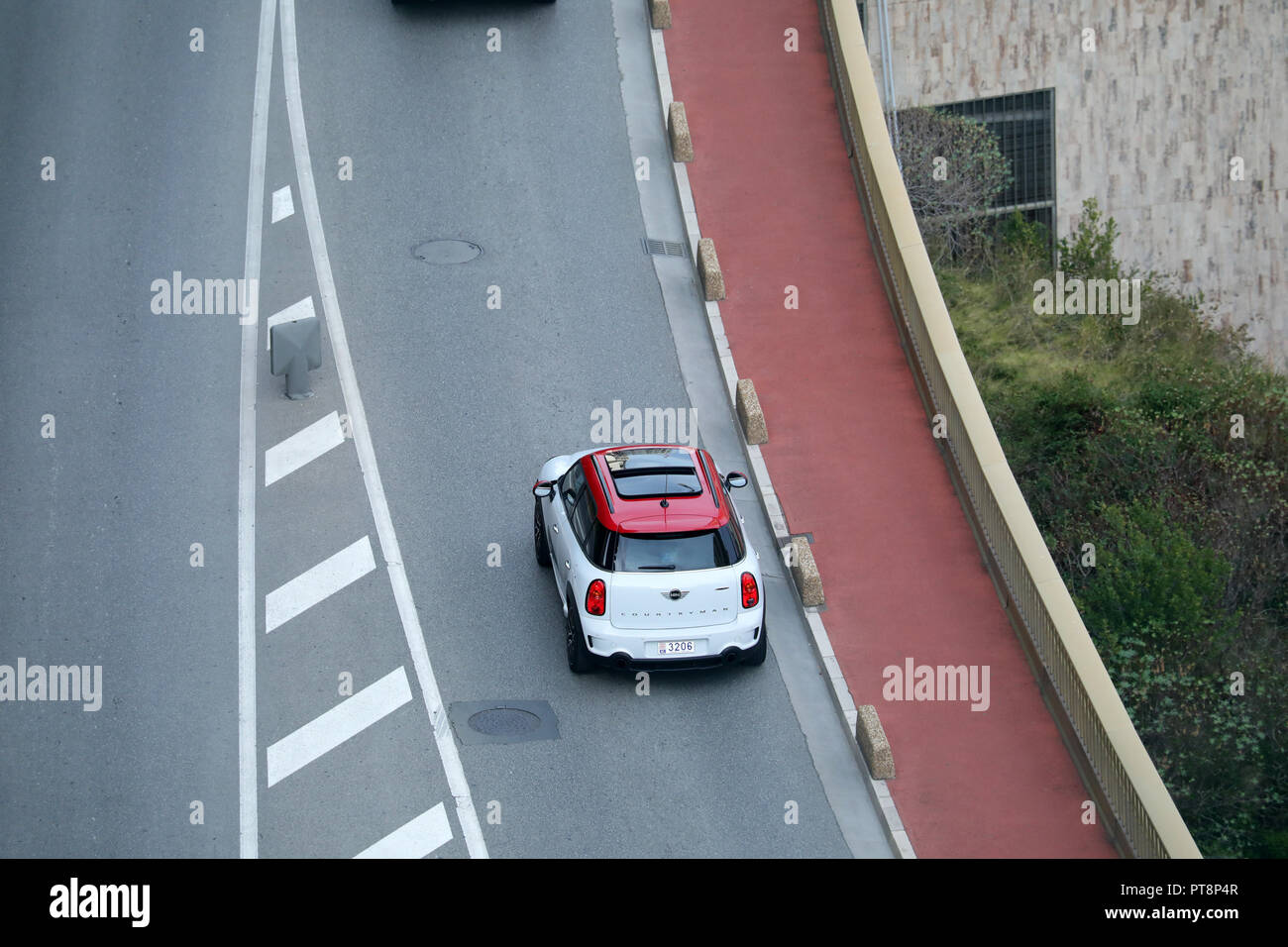 Monte Carlo, Monaco - 5. Oktober 2018: Luftaufnahme von einem wunderschönen Weißen und Roten MINI Countryman Edition John Cooper Werke € Ž (Ansicht von oben) Fahren auf der Stockfoto