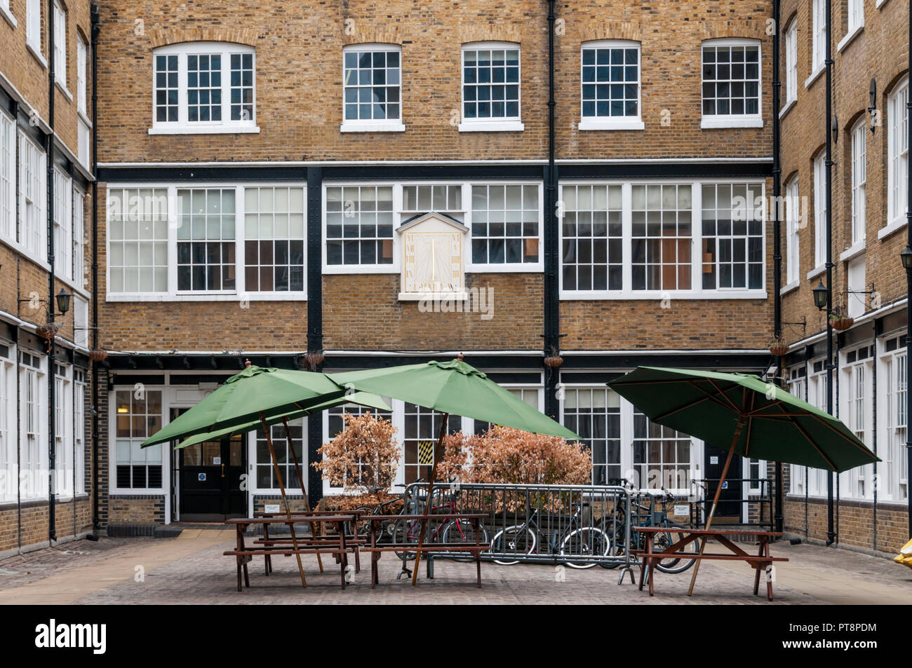 Das Sundial Court, ursprünglich Teil des ersten Brauerei Whitbread, bietet jetzt Wohnheim der Guildhall Schule für Musik und Drama. Stockfoto