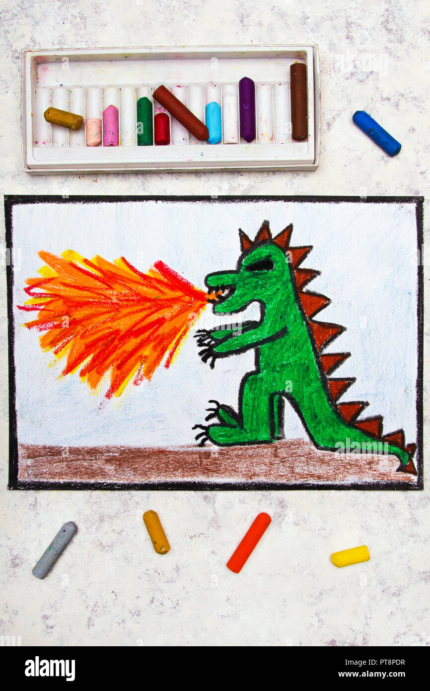 Bunte Hand Zeichnung Drache Spuckt Feuer Feuerspeiende Drachen Auf Papier Stockfotografie Alamy