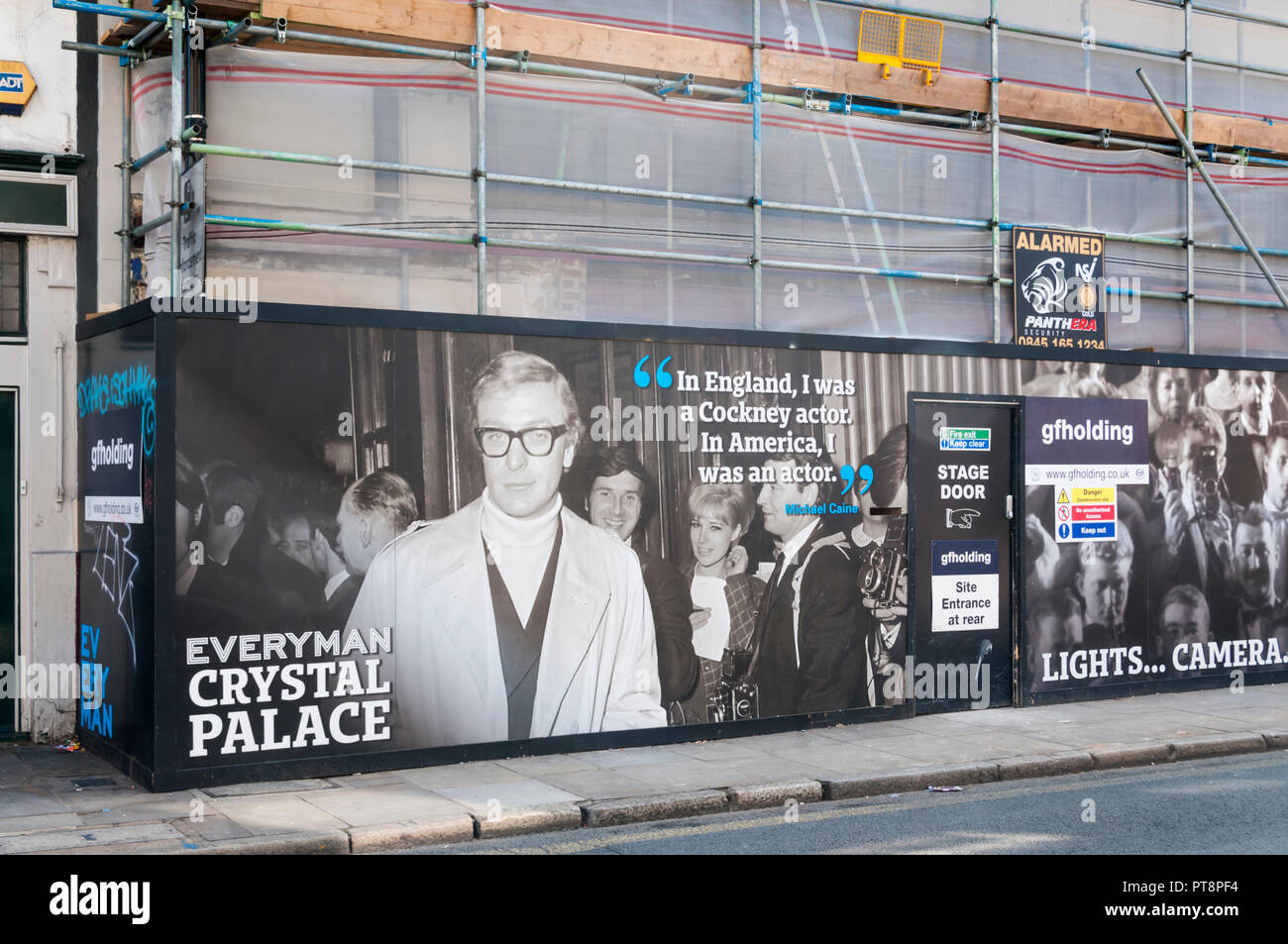 Poster mit Michael Caine auf Gerüsten arbeiten auf dem Everyman Cinema in Crystal Palace fort. Stockfoto