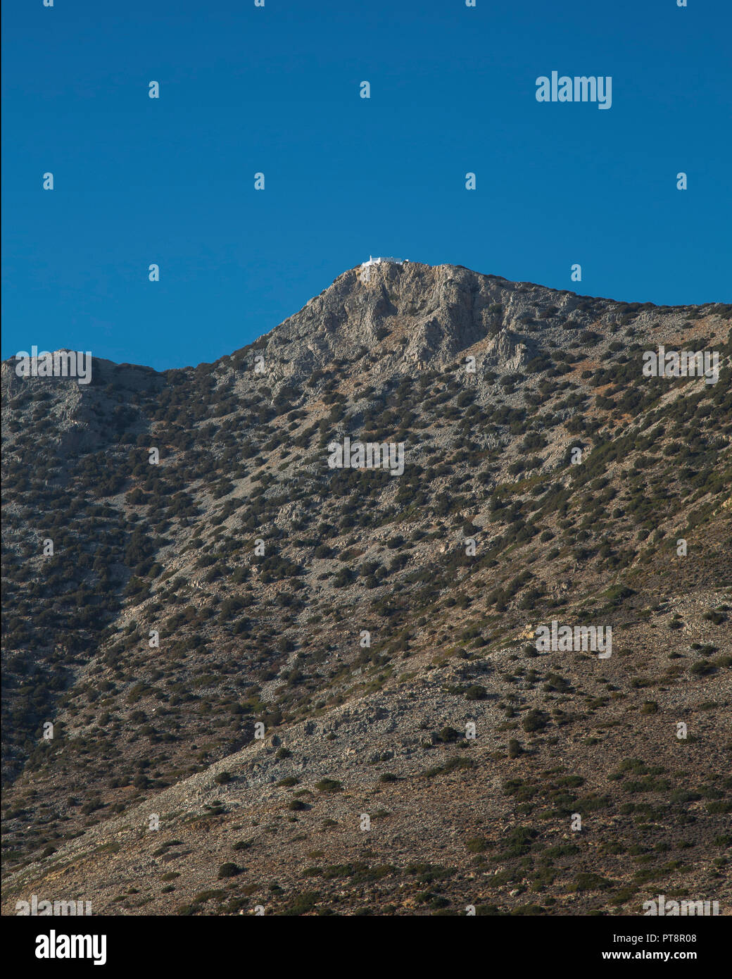 Die Griechisch-orthodoxen Kirchen von Ag. Symeon und Profitis Ilias auf ihre Gipfel über dem Dorf Kamares auf der griechischen Insel Milos in den Kykladen Stockfoto