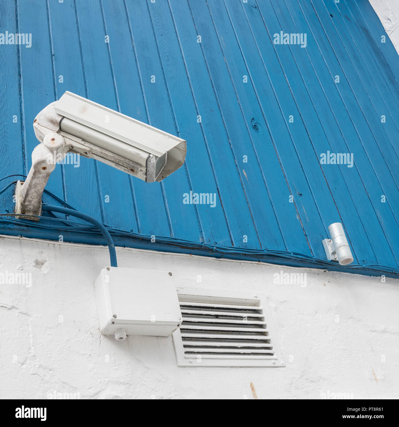 Überwachung der CCTV-Kamera. Metapher zur Kriminalprävention, Konzept des Sicherheitssystems. Wandkamera. Stockfoto