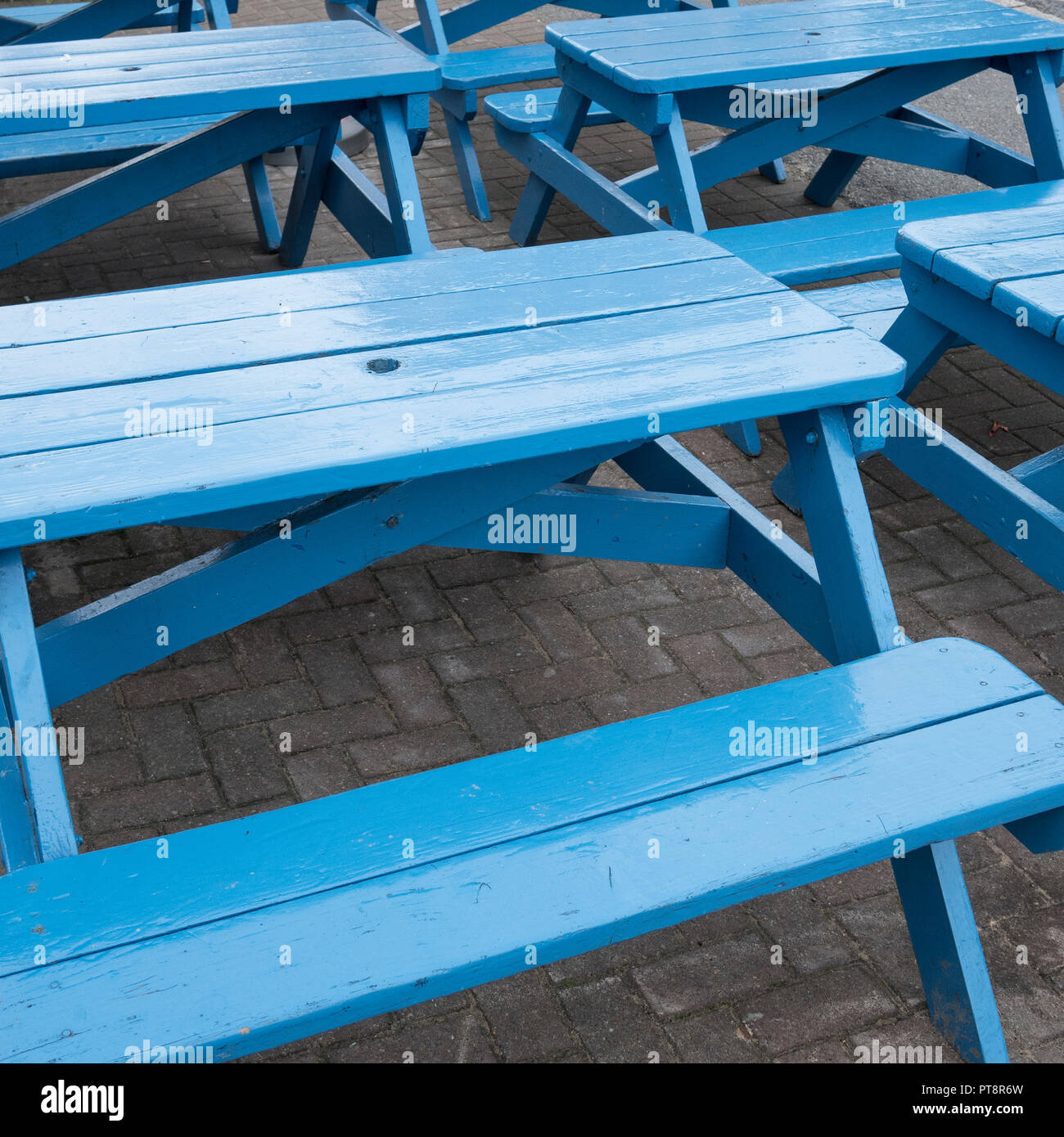 Blau lackiert Sitzgelegenheiten im Freien an einem Newquay Cafe. Stockfoto