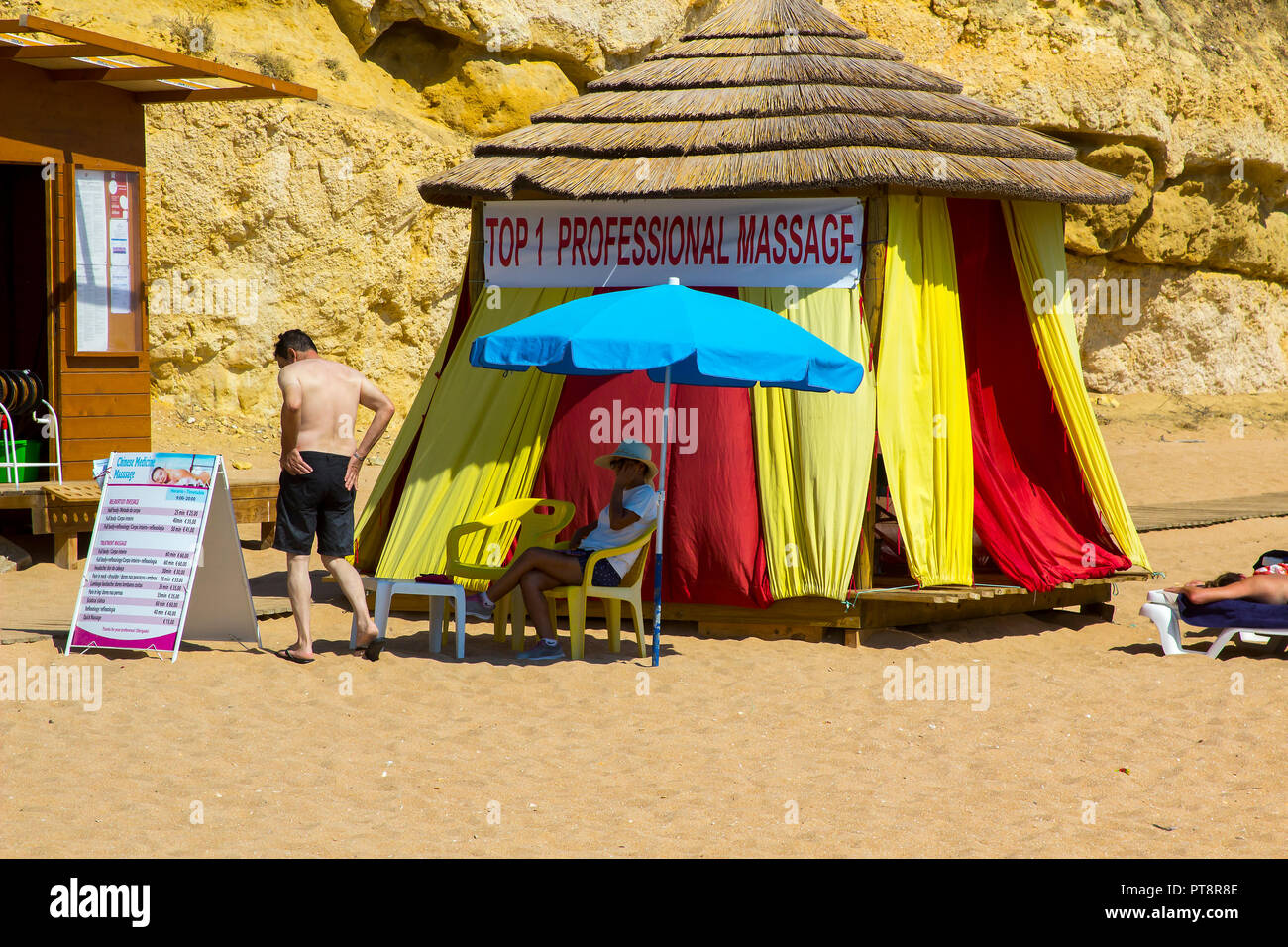 28. September 2018 eine professionelle Massage Zelt am Strand Praia do Inatel Strand in der Nähe der alten Stadt Albufeira Portugal an einem heißen sonnigen Tag Stockfoto
