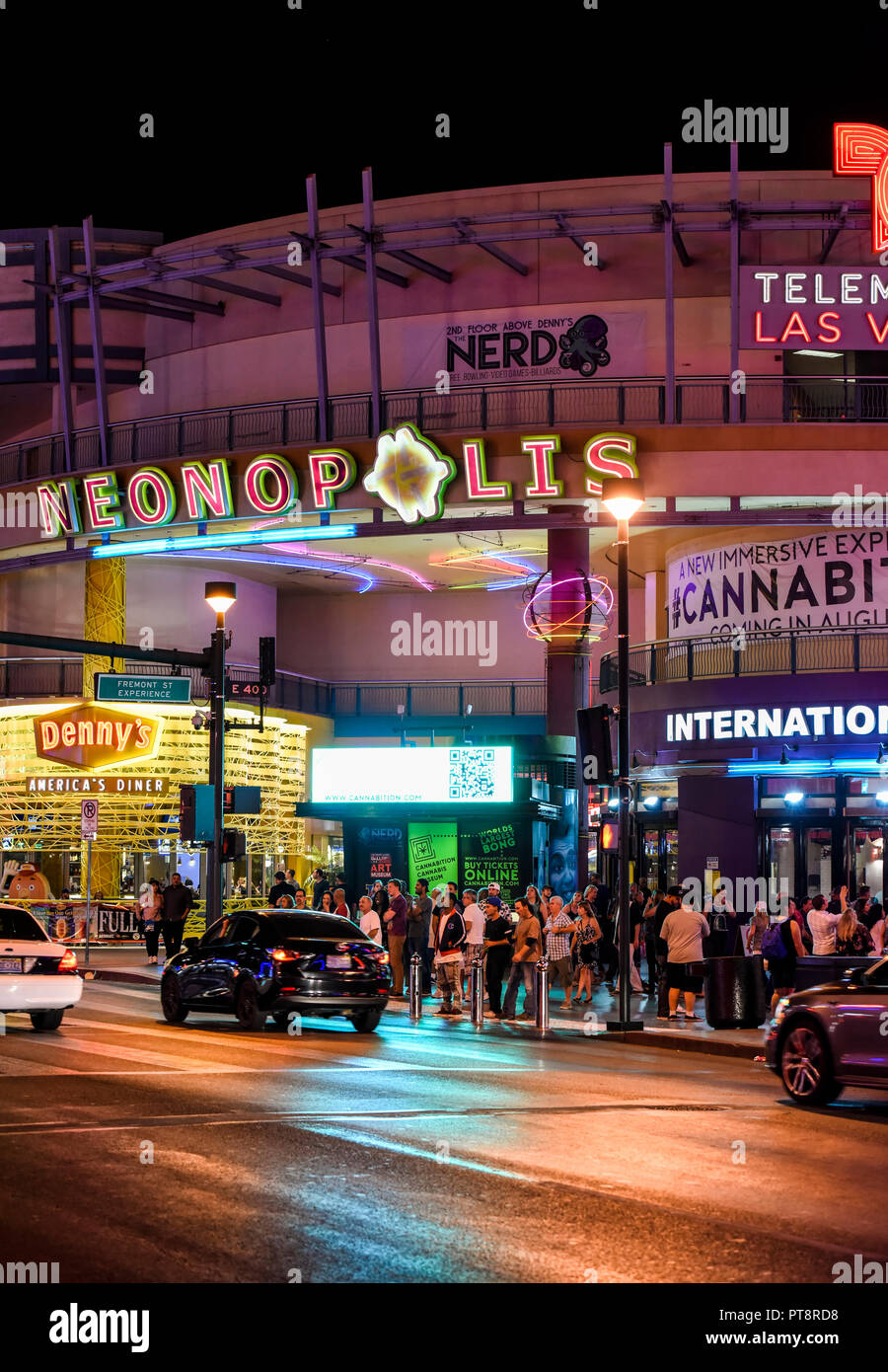 Die neonopolis vorderen Eingang bei Nacht auf der Fremont Street, Las Vegas, Nevada Stockfoto