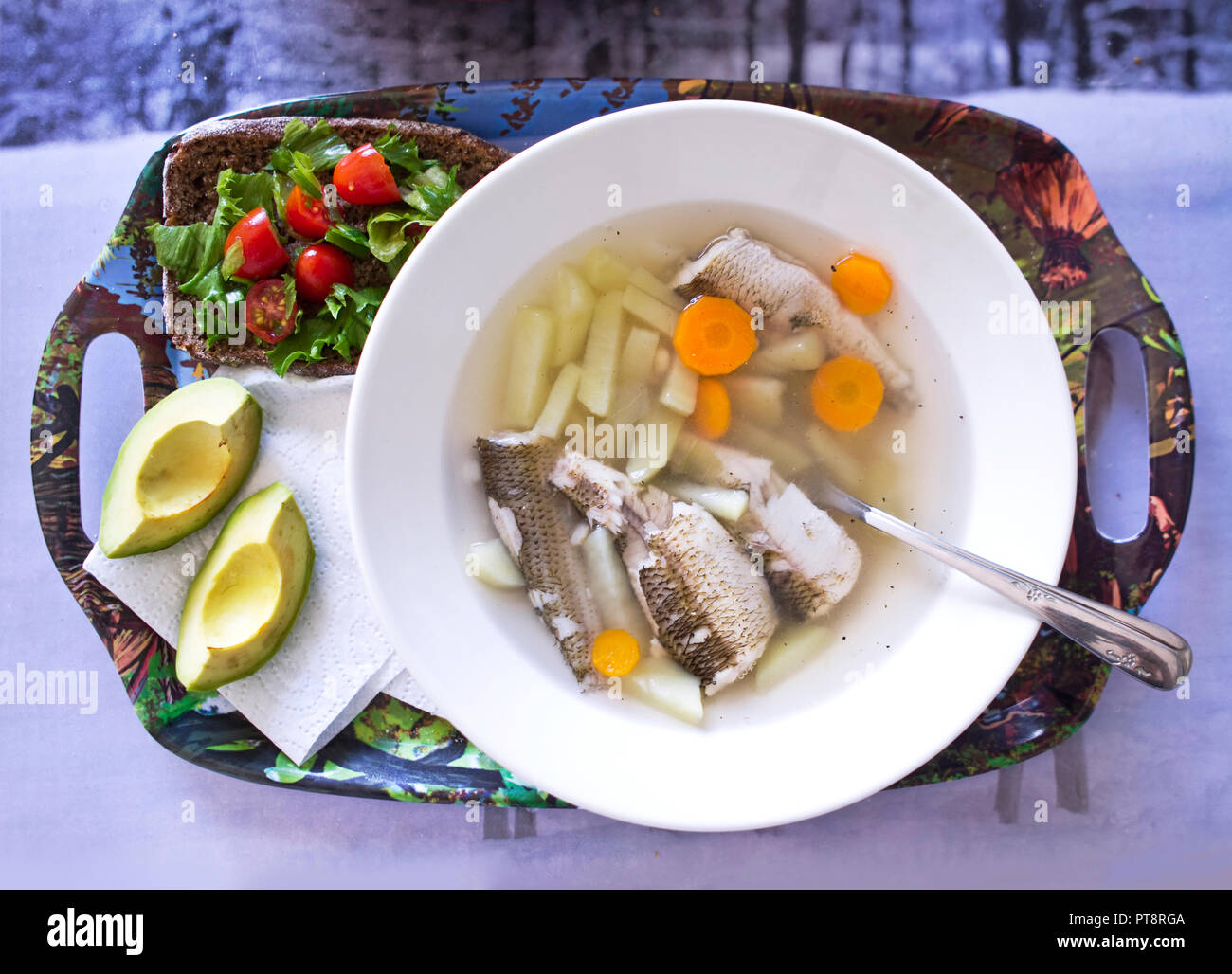 Abendessen - Salat und Fischsuppe Stockfoto