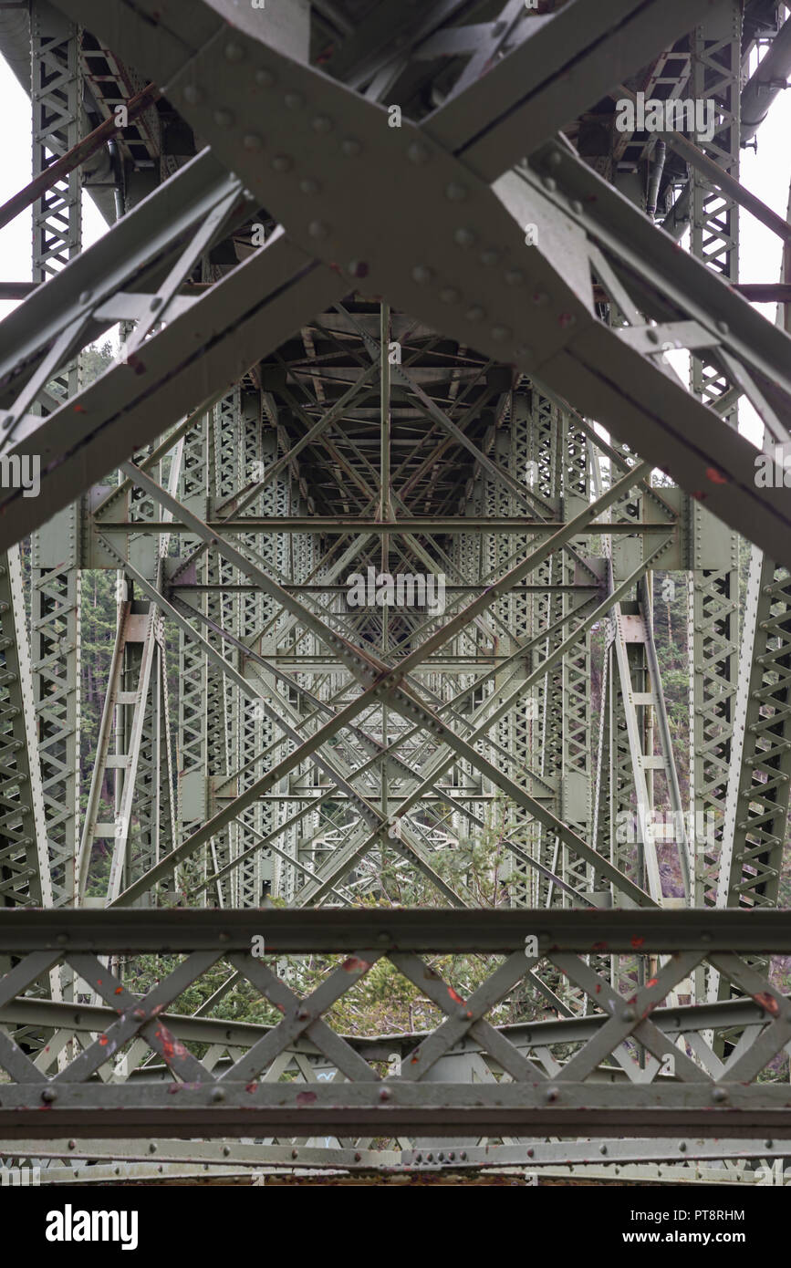 Bügeleisen Struktur des Deception Pass Brücke zwischen Whidbey und Fidalgo Inseln, Washington Stockfoto