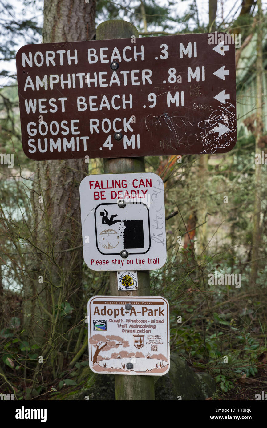 Richtungs- und Warnzeichen in Deception Pass State Park, Whidbey Island, Washington Stockfoto