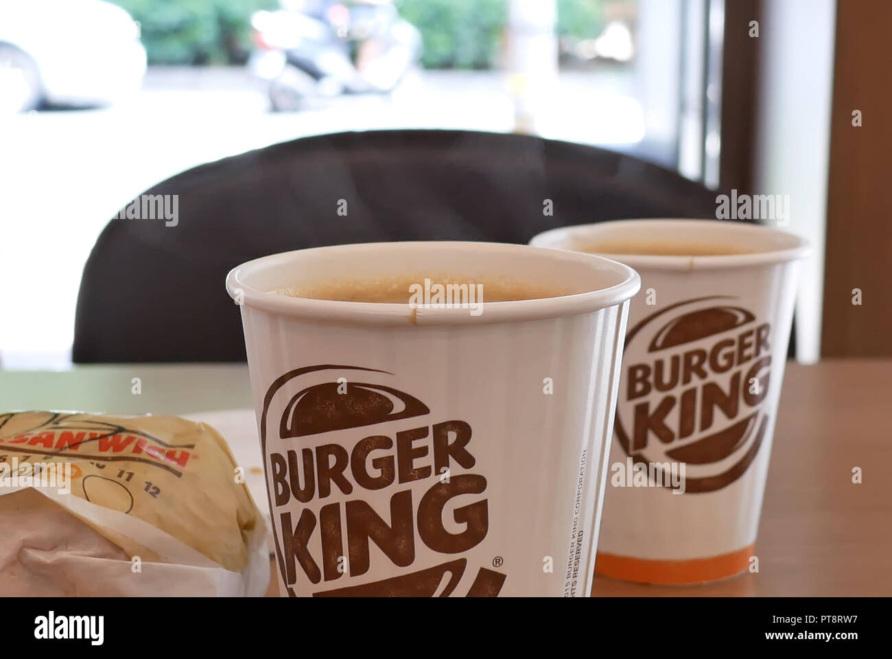Taipei, Taiwan - August 17, 2018: Motion heißen Kaffee mit Dampf bei Burger King fast food Restaurant Stockfoto