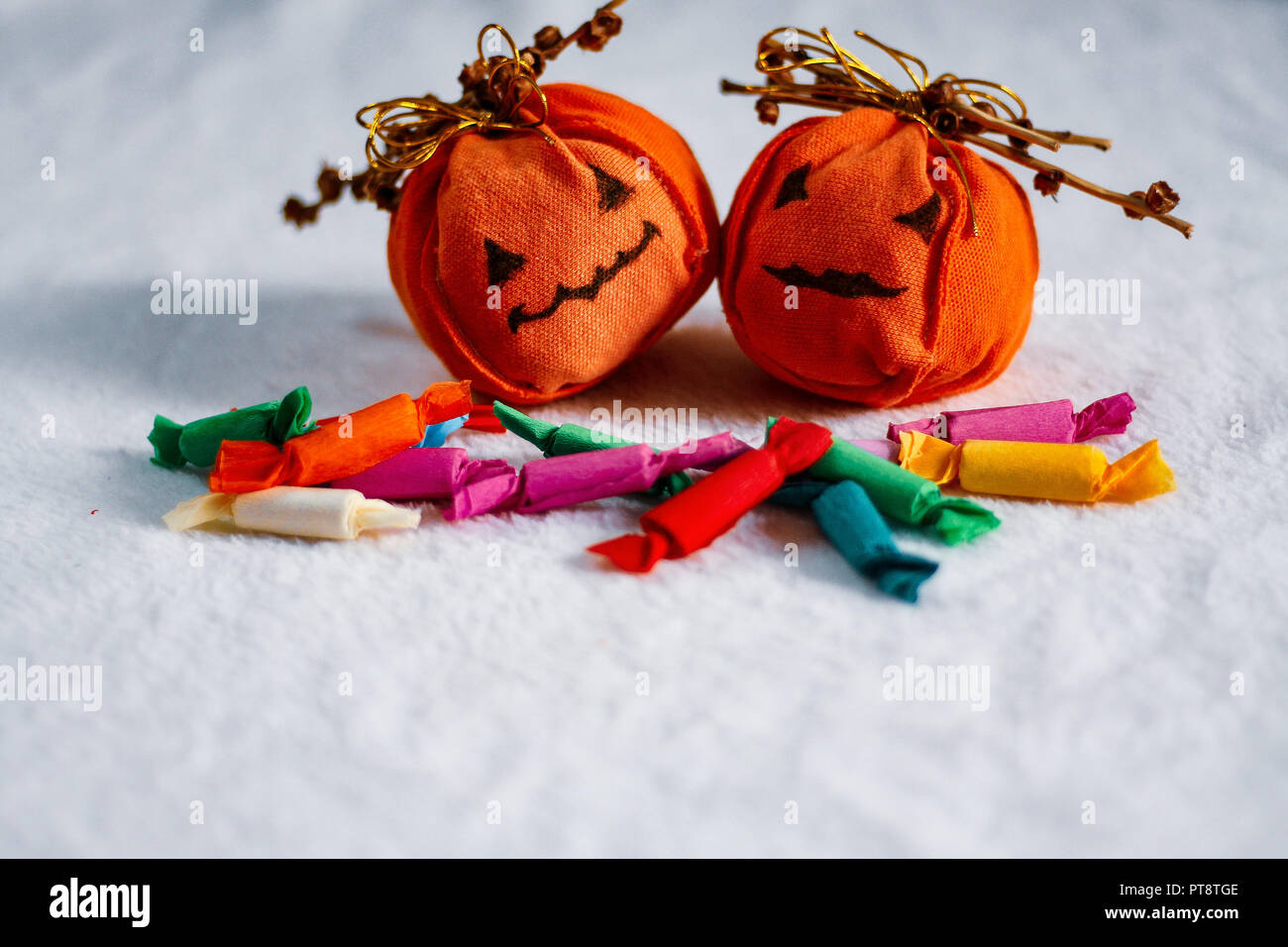 Einfache handgemachte jack o lantern Dekorationen und bunten Süßigkeiten für Trick oder Festlichkeit während der Halloween Stockfoto