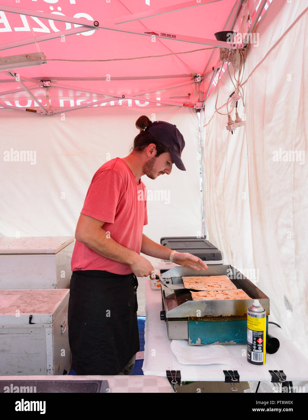 Junger Mann kochen Türkische Spinat und Feta Gözleme, Australische Camp Backofen Festival 2018, Millmerran, südlichen Queensland, Queensland, Australien Stockfoto