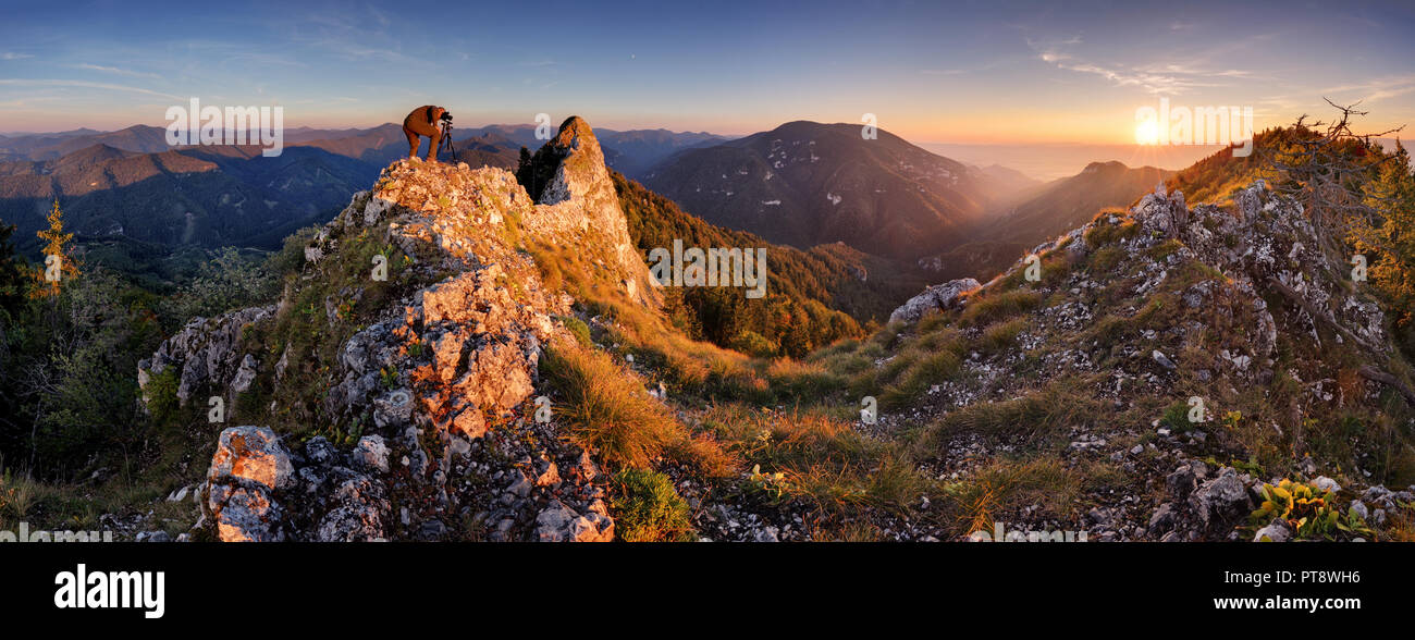 Berg herbst Panorama bei Sonnenuntergang mit Wald und Felsen. Stockfoto