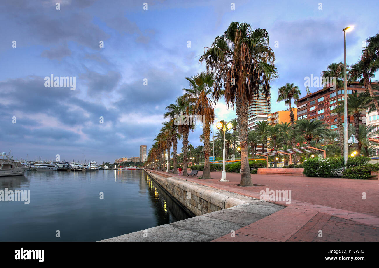 Promenade am Hafen von Alicante in der Nacht - Spanien Stockfoto