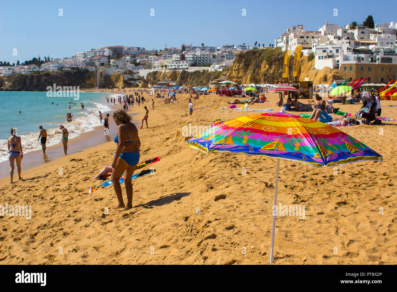28. September 2018 Massen von Urlaubern und Sonnenanbeter auf der Fisherman's Beach in der Altstadt von Albufeira an der Algarve Portugal Stockfoto