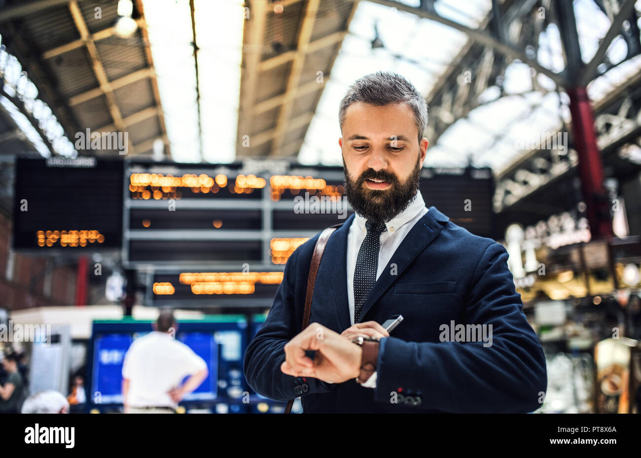 Geschäftsmann auf die trian Bahnhof in London, die mal prüfen. Stockfoto