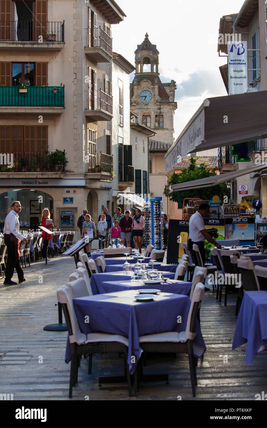 ALCUDIA, MALLORCA, SPANIEN - Oktober 2., 2018: die Menschen genießen Sie Shopping und shightseeing in der Altstadt von Alcudia Stockfoto