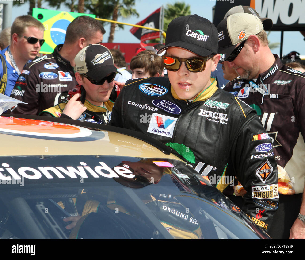 Trevor Bayne steigt in sein Auto auf grubestraße vor Beginn der NASCAR Nationwide Series Antrieb 4 COPD 300 auf dem Daytona International Speedway in Daytona, Florida am 23. Februar 2013. Stockfoto
