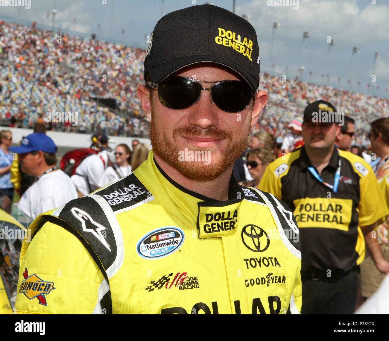 Brian Vickers zu seinem Auto auf grubestraße vor Beginn der NASCAR Nationwide Series Antrieb 4 COPD 300 auf dem Daytona International Speedway in Daytona, Florida am 23. Februar 2013. Stockfoto