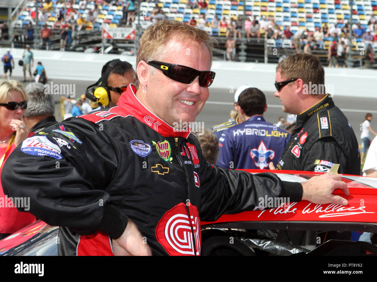 Mike Wallace wartet, sein Auto auf grubestraße vor Beginn der NASCAR Nationwide Series Antrieb 4 COPD 300 auf dem Daytona International Speedway in Daytona, Florida am 23. Februar 2013. Stockfoto