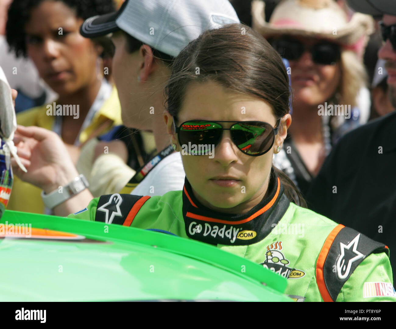 Danica Patrick Spaziergänge zu Ihrem Auto auf grubestraße vor Beginn der NASCAR Nationwide Series Antrieb 4 COPD 300 auf dem Daytona International Speedway in Daytona, Florida am 23. Februar 2013. Stockfoto